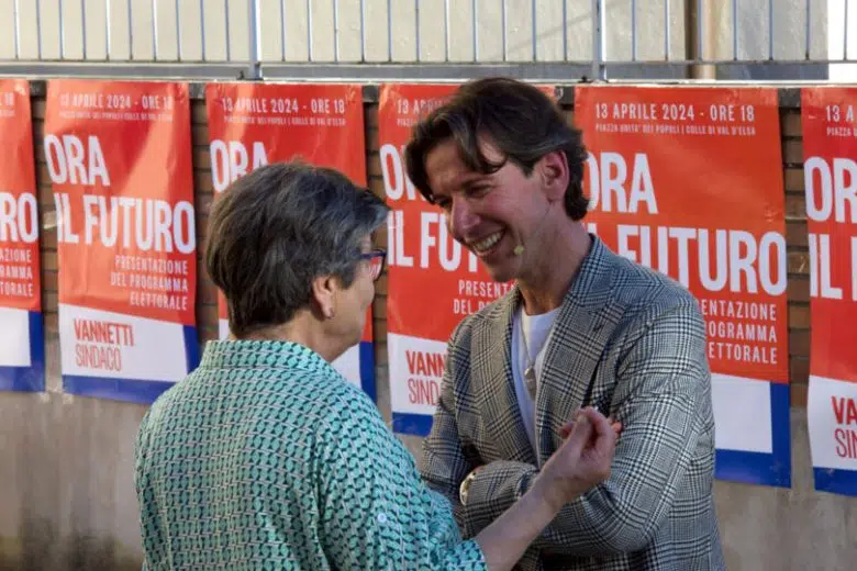 Riccardo Vannetti con una cittadina di Colle di Val d'Elsa