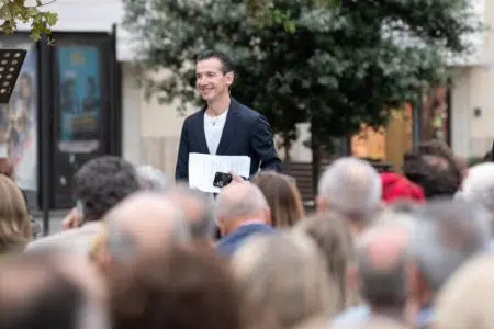 Riccardo Vannetti: “Pronto al confronto, ma nel rispetto delle regole” Riccardo Vannetti in piazza a Colle di Val d'Elsa
