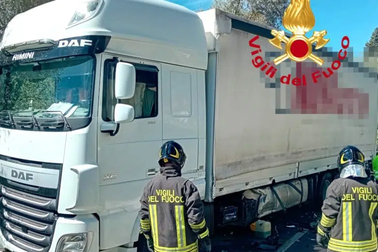 Incidente tra minibus e autoarticolato a Chiusi, ferito conducente Incidente tra autoarticolato e minibus a Chiusi, Vigili del Fuoco