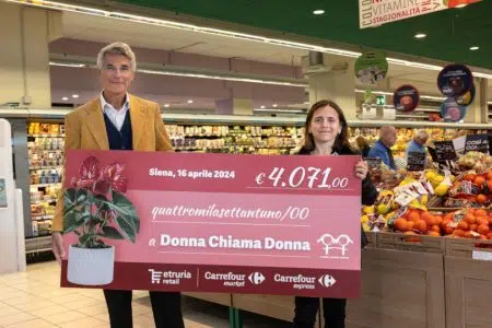 Le piante di Etruria Retail portano frutto: dai supermercati Carrefour 4 mila euro a “Donna chiama Donna” Etruria Retail, consegna contributo supermercati Carrefour a "Donna chiama donna"