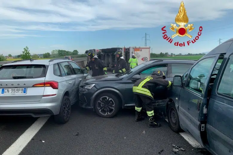 A1, incidente fra tre autovetture ed un mezzo pesante tra Chiusi e Valdichiana Incidente A1 15 aprile 2024, intervento Vigili del Fuoco