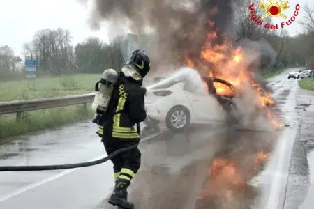 Incidente stradale a Poggibonsi, due autovetture prendono fuoco Vigili del Fuoco intervengono in incidente stradale a Poggibonsi