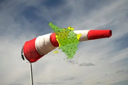 Codice giallo per vento e mareggiate, maltempo su parte della Toscana Maltempo per vento in Toscana