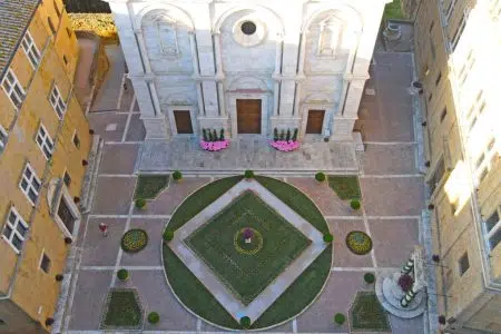 “Pienza e i Fiori”, la 37ª edizione al via il 5 maggio Pienza e i fiori, vista dall'alto
