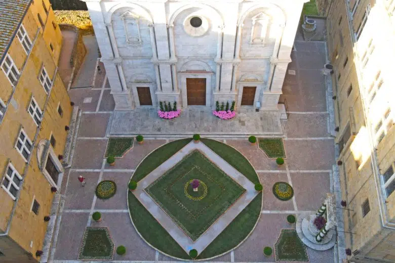 “Pienza e i Fiori”, la 37ª edizione al via il 5 maggio Pienza e i fiori, vista dall'alto