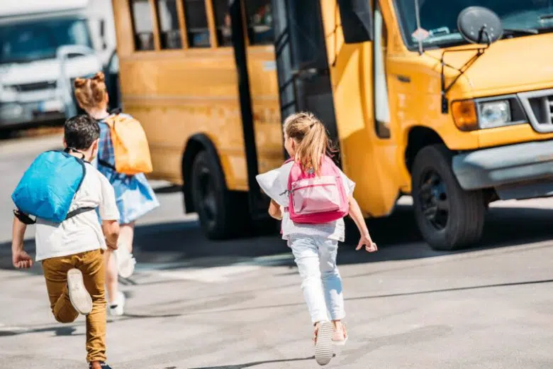 Trasporto scolastico, in scadenza le iscrizioni per il servizio Scuolabus, bambini che corrono