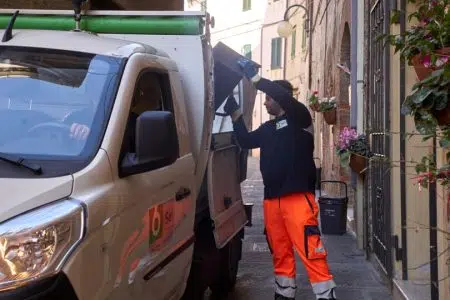 Colle di Val d’Elsa, completata la sanificazione dei cassonetti Raccolta rifiuti porta a porta, operatore di Sei Toscana