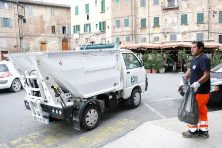 “Rifiuta le cattive abitudini”: a Siena torna la campagna di Sei Toscana Sei Toscana, raccolta rifiuti a Siena