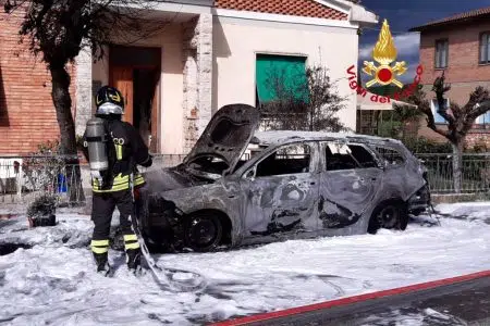 Incendio ad autovettura a Ponte a Tressa Intervento dei Vigili del Fuoco per incendio autovettura a Ponte a Tressa