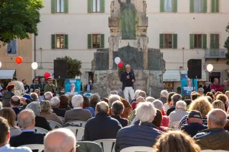 In piazza Arnolfo presentato il programma per Colle di Piero Pii Piero Pii, presentazione programma in piazza Arnolfo a Colle