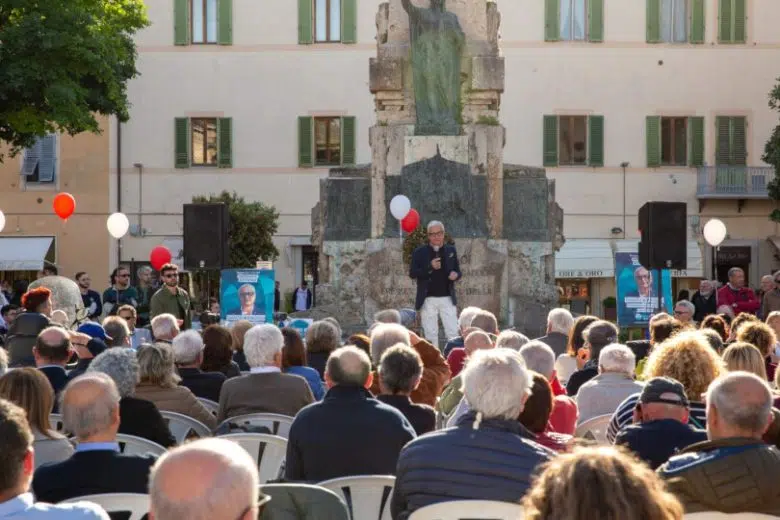 Piero Pii, presentazione programma in piazza Arnolfo a Colle
