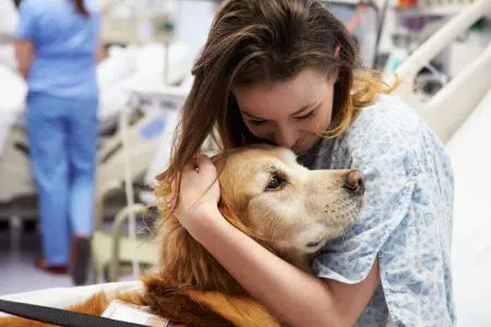 Siena, l’animal therapy al centro degli Stati generali della salute Animal therapy, ragazza con cane in ospedale