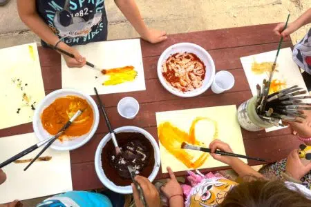 “Il paese delle meraviglie in tutti i sensi”, il centro ricreativo estivo di Poggibonsi Centro ricreativo estivo di Poggibonsi, bambini che colorano