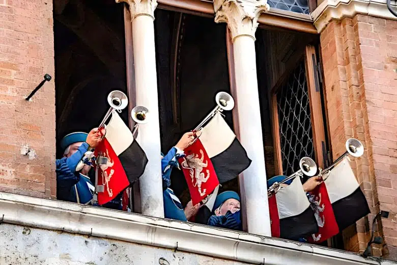 Questa sera l’estrazione delle Contrade per il Palio di Siena del 2 luglio 2026 Estrazione Palio di Siena, chiarine trombetti Palazzo Pubblico