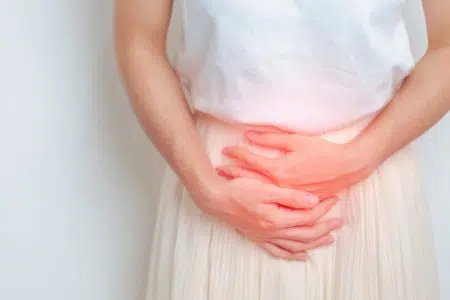 Il tumore ovarico, neoplasia subdola: cosa fare per prevenirlo Donna con dolore all'addome, tumore ovarico