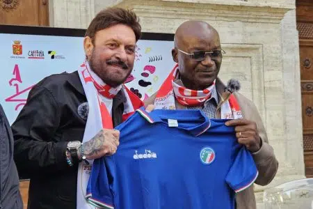 Domenica 26 maggio, giornata di chiusura di Emporio Letterario Pienza 2024 L'incontro tra Totò Schillaci e Roger Milla all'Emporio Letterario di Pienza