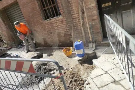 Fuga di gas nel centro di Siena Fuga gas in centro a Siena, operai al lavoro