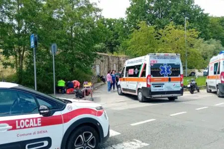 Incidente tra auto e motociclo a Siena: due minori feriti Incidente stradale via Aldo Moro a Siena