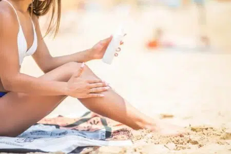 Prevenire il melanoma e i tumori della pelle con la diagnosi precoce e le buone pratiche Melanoma pelle, estate, spiaggia, donna, crema solare
