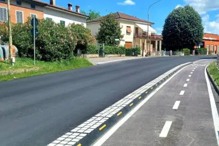 Il tratto di asfaltatura già realizzato in via Senese a Poggibonsi