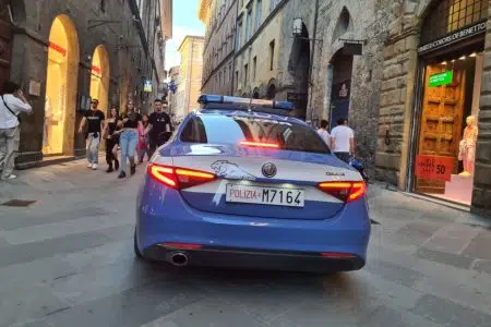 Sicurezza, a Siena le imprese si sentono “Abbastanza sicure” Auto della Polizia nel centro di Siena tra i negozi