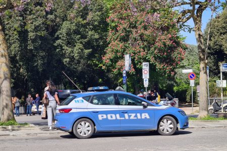 Auto della Polizia di Stato in piazza Gramsci a Siena