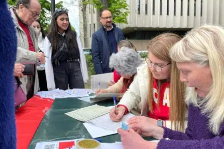 Referendum sul lavoro: anche in provincia di Siena la raccolta firme CGIL Referendum sul lavoro, banchetto CGIL Siena