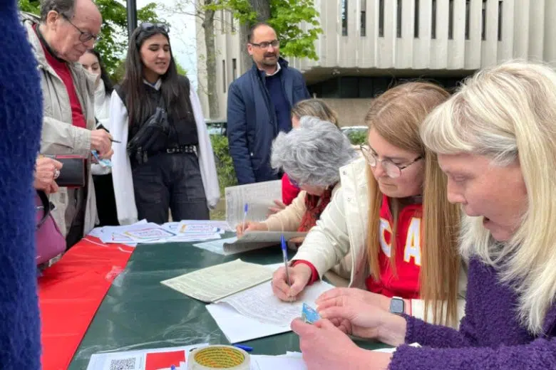 Referendum sul lavoro: anche in provincia di Siena la raccolta firme CGIL Referendum sul lavoro, banchetto CGIL Siena