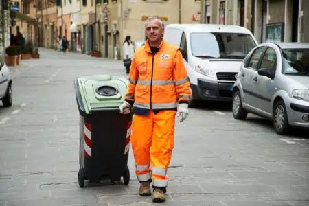 Ferragosto, le variazioni ai servizi raccolta rifiuti in provincia di Siena Sei Toscana, raccolta rifiuti, operatore