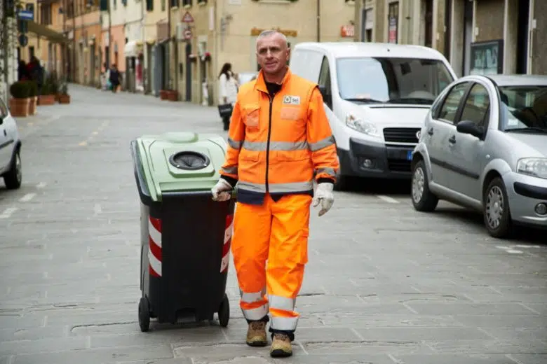 Festa della Repubblica: le variazioni ai servizi raccolta rifiuti nei comuni dell’Ato Toscana Sud Sei Toscana, raccolta rifiuti, operatore