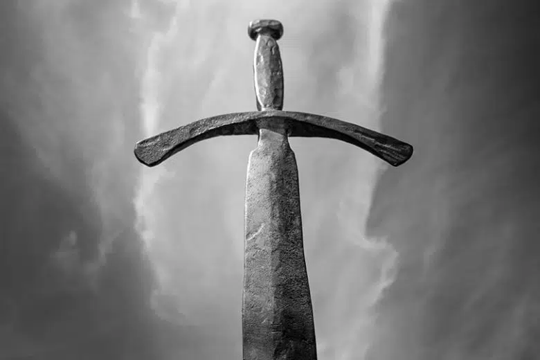“Le spade, la fede, l’argento”, mostra di Marco Cappelletti alla galleria Mohsen Marco Cappelletti, mostra fotografica, spada