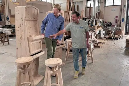 Serre di Rapolano si prepara a conoscere l’opera di Villiam Miklos Andersen Villiam Miklos Andersen al lavoro all'opera a Serre di Rapolano