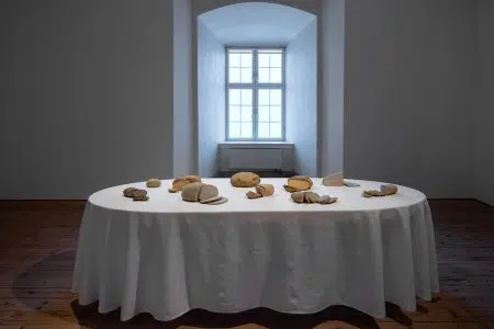 “Devil of Comparisons”, a Siena la mostra di Zhanna Kadyrova Zhanna Kadyrova, opera mostra Devil of Comparisons