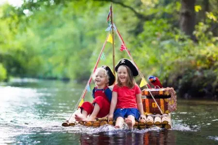 “E…state insieme 2024”, tornano i Pirati per le attività estive a Poggibonsi Bambini pirati su zattera lungo il fiume, attività estive