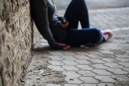 Accordo tra Regione, Asl e Ceart per reinserimento di chi soffre di dipendenze Dipendenza droga, ragazza seduta per strada