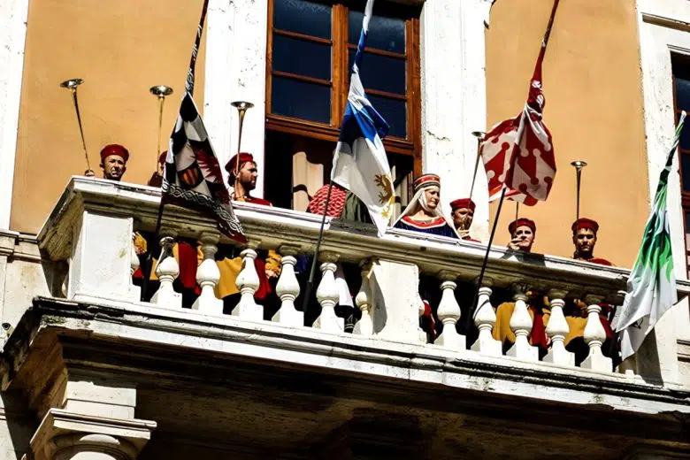 Festa del Barbarossa al via con la presentazione delle Brocche dell’Imperatore Festa del Barbarossa, bandiere