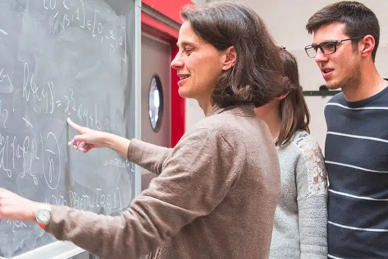 All’UniStraSi percorsi abilitanti per insegnare nelle scuole secondarie Insegnante con studenti alla lavagna