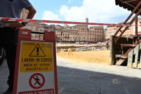 Tufo in Piazza del Campo, lavori iniziati regolarmente Lavori stesura tufo in Piazza del Campo
