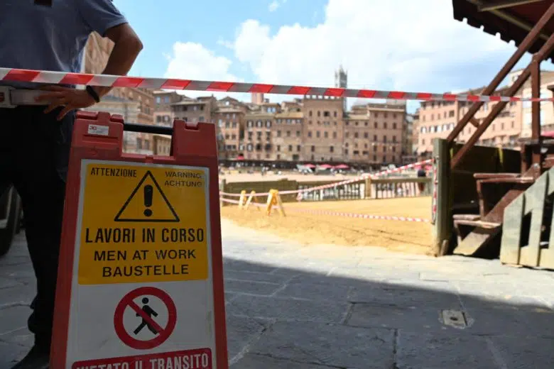 Tufo in Piazza del Campo, lavori iniziati regolarmente Lavori stesura tufo in Piazza del Campo