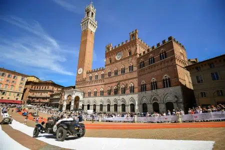 La 1000 Miglia nella splendida cornice di Piazza del Campo a Siena – FOTO Mille Miglia 2024 in Piazza del Campo a Siena