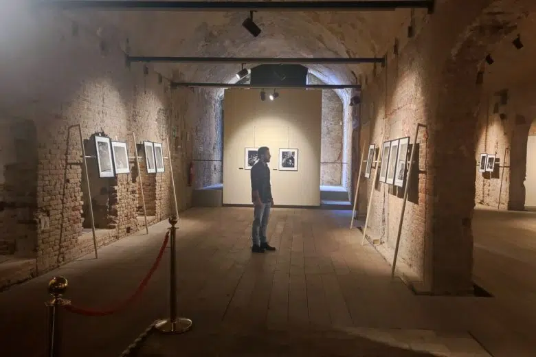 ‘Nino Migliori LUMEN Fonte Gaia’, al via la mostra al Santa Maria della Scala Mostra ‘Nino Migliori LUMEN Fonte Gaia’ a Siena