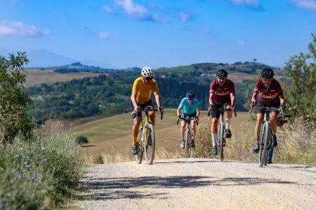 Polvere e sorriso sui volti dei corridori di NOVA Eroica Buonconvento NOVA Eroica Buonconvento 2024