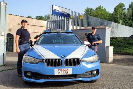 A piedi sulla Siena-Firenze: donna salvata dagli agenti della Polizia Stradale Polizia Stradale, auto, agenti