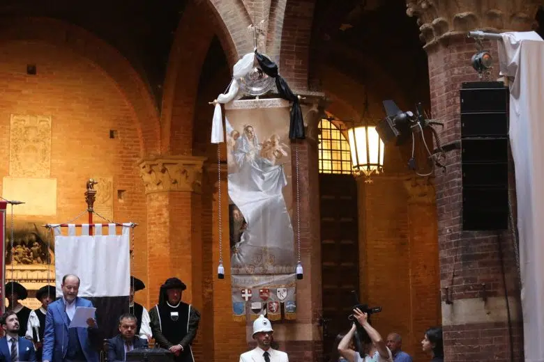 Palio di Siena del 2 luglio 2024: presentato il Drappellone realizzato da Giovanni Gasparro Drappellone Palio di Siena 2 luglio 2024 di Giovanni Gasparro