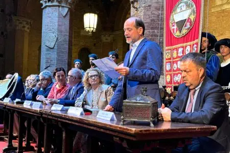 Palio di Siena del 2 luglio 2024, Axel Hemery illustra il Drappellone di Giovanni Gasparro Illustrazione Drappellone Palio di Siena 2024 di Axel Hemery