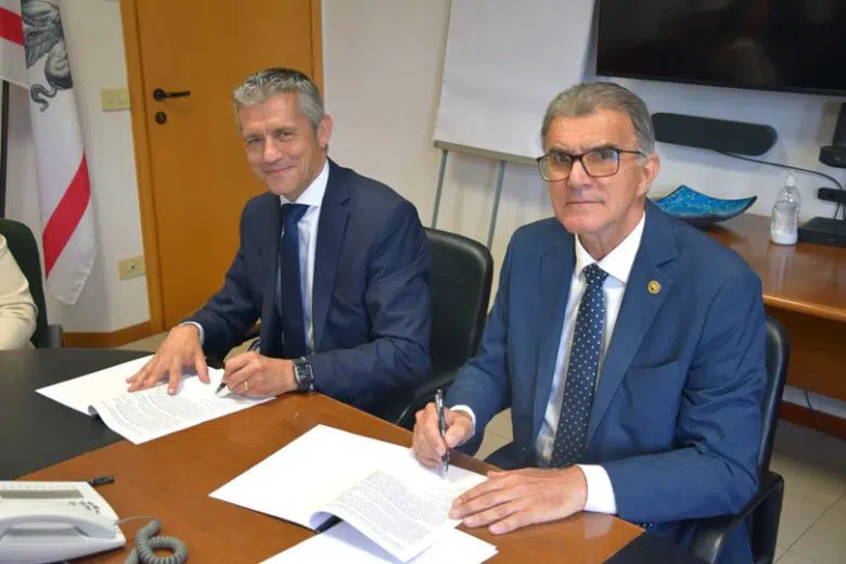 Protocollo collaborazione tra Aou Senese e Magistrato delle Contrade Firma protocollo Aou Senese e Magistrato delle Contrade