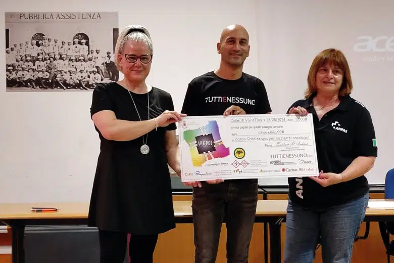 Colle di Val d’Elsa: associazioni fanno rete e raccolgono 5.000 euro per l’oncologia Raccolta fondi per l'oncologia, evento Vicini a Colle di Val d'Elsa