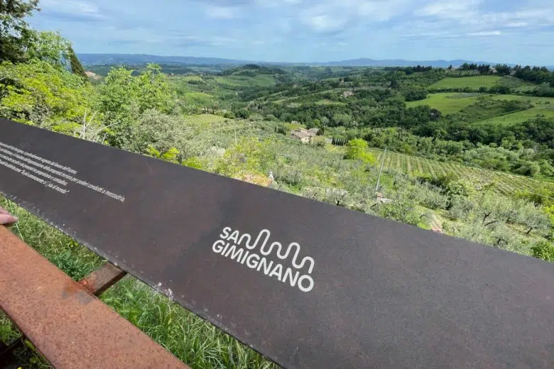 San Gimignano, panchina e panorama