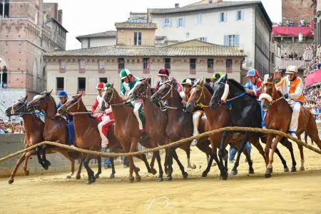 Palio di Siena del 16 agosto 2024: la segnatura dei fantini Palio di Siena del 2 luglio 2024, prima prova