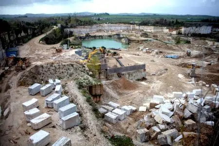 “Una Boccata d’Arte”; il 22 giugno sarà svelata l’opera di Serre di Rapolano Cava di travertino a Serre di Rapolano